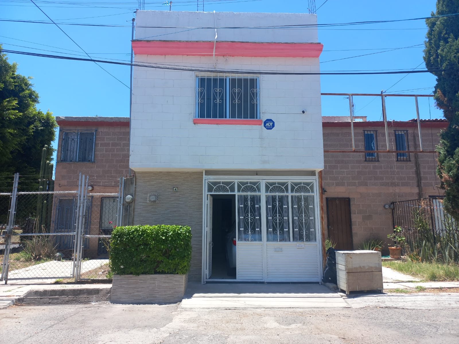 Venta.  Casa  a  5 minutos caminando de Plaza Patio -Parada de autobuses sobre  Prol. Bernardo Quintana